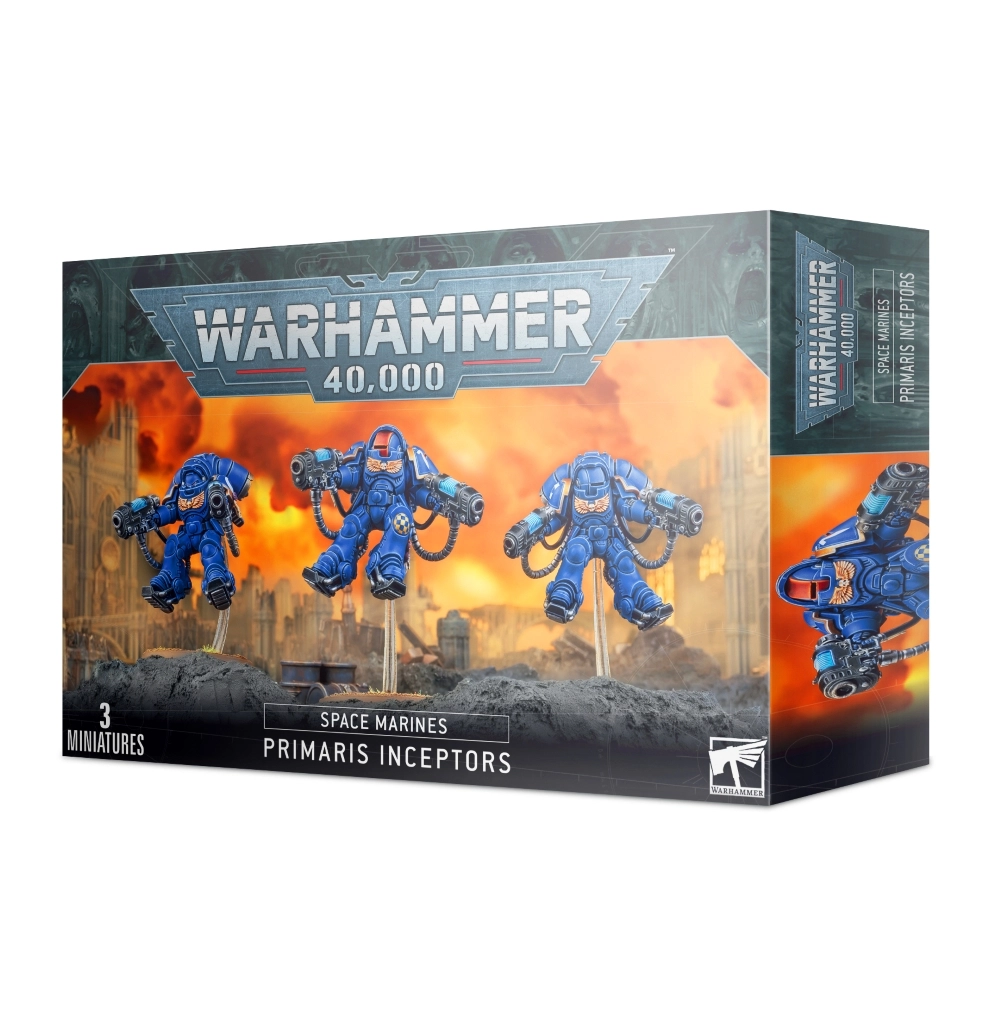Vue de trois quarts de la boîte de figurines de l'Inceptor Squad pour la faction des Space Marines de Warhammer 40,000. Au sommet de l'emballage, le logo officiel bleu et argenté « WARHAMMER 40,000 » est mis en évidence. L'illustration centrale présente trois Space Marines en armure lourde de couleur bleu azur (aux couleurs des Ultramarines), représentés en plein vol au-dessus d'un champ de bataille de ruines grisâtres grâce à des tiges transparentes. Chaque soldat est équipé d'un réacteur dorsal imposant et manie deux pistolets bolters d'assaut massifs reliés à son équipement par des câbles noirs. Le fond de la scène dépeint un ciel de guerre apocalyptique totalement embrasé par des incendies et des explosions orange et jaunes. Le bandeau noir au bas de la boîte affiche les inscriptions blanches en lettres capitales « 3 MINIATURES », « SPACE MARINES » et « PRIMARIS INCEPTORS », accompagné du logo carré blanc de Games Workshop dans le coin inférieur droit.