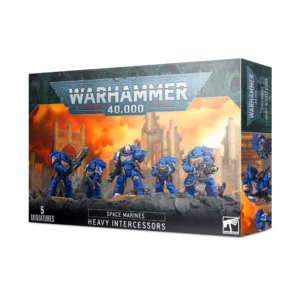 Vue de trois quarts de la boîte de figurines des Intercessors lourds pour la faction des Space Marines de Warhammer 40,000. Au sommet, le logo officiel bleu et argenté "WARHAMMER 40,000" est fièrement mis en avant. L'illustration principale présente cinq Space Marines en armure lourde bleu azur (aux couleurs des Ultramarines), équipés de variantes massives de fusils bolters lourds et avançant sur un sol de gravats gris. Le fond de l'image montre une cité gothique en ruine sous un ciel de guerre apocalyptique, totalement embrasé par des teintes orange et jaune vif. Le bandeau noir inférieur affiche les mentions blanches « 5 MINIATURES », « SPACE MARINES » et « HEAVY INTERCESSORS », complété par le logo carré blanc de Games Workshop en bas à droite.