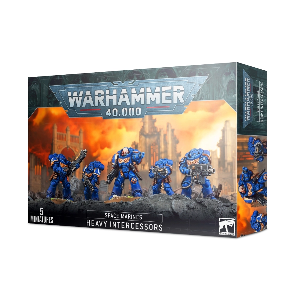 Vue de trois quarts de la boîte de figurines des Intercessors lourds pour la faction des Space Marines de Warhammer 40,000. Au sommet, le logo officiel bleu et argenté "WARHAMMER 40,000" est fièrement mis en avant. L'illustration principale présente cinq Space Marines en armure lourde bleu azur (aux couleurs des Ultramarines), équipés de variantes massives de fusils bolters lourds et avançant sur un sol de gravats gris. Le fond de l'image montre une cité gothique en ruine sous un ciel de guerre apocalyptique, totalement embrasé par des teintes orange et jaune vif. Le bandeau noir inférieur affiche les mentions blanches « 5 MINIATURES », « SPACE MARINES » et « HEAVY INTERCESSORS », complété par le logo carré blanc de Games Workshop en bas à droite.
