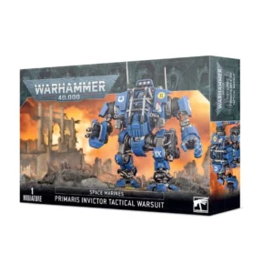 Vue de trois quarts de la boîte de figurines de l'Invictor Tactical Warsuit pour la faction des Space Marines de Warhammer 40,000. Le logo officiel argenté et bleu « WARHAMMER 40,000 » est positionné en haut à gauche. L'illustration centrale montre un imposant marcheur de combat mécanisé de couleur bleu saphir (aux couleurs des Ultramarines), debout au milieu de décombres et de ruines gothiques sous un ciel de guerre embrasé par un coucher de soleil orange et jaune. Le cockpit de l'exosquelette est protégé par une cage métallique laissant apparaître le pilote Space Marine aux commandes. L'armure est dotée d'un canon lourd sur le bras droit, d'un gantelet de combat sur le bras gauche, et arbore des marquages tactiques blancs et des écussons jaunes. Le bandeau noir au bas de la boîte indique les mentions textuelles « 1 MINIATURE », « SPACE MARINES » et « PRIMARIS INVICTOR TACTICAL WARSUIT » en lettres capitales blanches, accompagné du logo blanc de Games Workshop dans le coin inférieur droit.