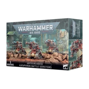 Boîte d'emballage cartonnée officielle de Games Workshop présentant l'unité de Kataphron Battle Servitors pour la faction Adeptus Mechanicus de Warhammer 40,000. L'illustration principale montre trois imposants serviteurs de combat cybernétiques montés sur des châssis chenillés blindés de couleur rouge foncé et sable, progressant sur un sol rocheux et craquelé de teinte ocre. Leurs torses sont une fusion complexe de chair et de technologie, arborant des masques câblés et de lourdes pièces d'artillerie, comme des canons à énergie et des pinces hydrauliques à la place des bras. En arrière-plan se dessinent les silhouettes floues d'un monde-forge industriel baigné dans une brume turquoise. Le sommet de la boîte affiche le grand logo métallique "Warhammer 40,000". Le bandeau noir inférieur comporte les inscriptions blanches "3 MINIATURES", "ADEPTUS MECHANICUS", "KATAPHRON BATTLE SERVITORS" et intègre le logo de l'aigle blanc de Games Workshop dans le coin droit.
