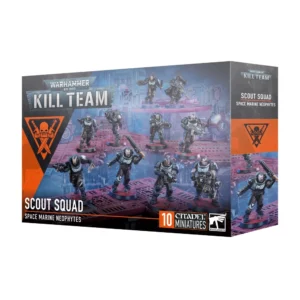 Boîte d'emballage du set de figurines Kill Team: Escouade Scout (indiqué sous le nom anglais Scout Squad / Space Marine Neophytes) pour le jeu de plateau Warhammer 40,000, présentée en perspective de trois quarts sur un fond blanc uni. Sur la face avant de la boîte, le grand logo en relief métallique "WARHAMMER 40,000 KILL TEAM" s'affiche en haut à gauche, flanqué d'un insigne orange vif représentant un crâne noir sur fond de deux poignards croisés. L'illustration principale montre les dix scouts en pleine action tactique au sein d'une structure industrielle futuriste aux passerelles métalliques de couleur rouge rouille et sous des éclairages bleutés. Les figurines portent des armures énergétiques légères noires et blanches et sont équipées d'armes variées : bolters, fusils à pompe, pistolets, épées tronçonneuses et un imposant bolter lourd. Le bas de la boîte présente les inscriptions blanches "SCOUT SQUAD / SPACE MARINE NEOPHYTES", l'étiquette orange "10 CITADEL MINIATURES" et le logo blanc de Warhammer. La tranche droite de la boîte est gris foncé et reprend le logo blanc "KILL TEAM", le titre de l'unité, l'emblème orange du crâne et un insert visuel montrant un scout déterminé en pleine course.