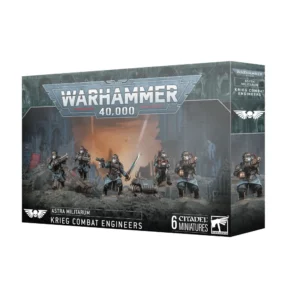 Boîte d'emballage officielle d'une unité de figurines pour le jeu de stratégie Warhammer 40,000, présentée de trois-quarts. Le grand logo argenté de Warhammer 40,000 domine la partie supérieure, incrusté sur une bordure supérieure gris foncé sculptée de reliefs de visages hurlants. L'illustration centrale met en scène l'escouade des Sapeurs de Krieg entièrement assemblée et peinte. On y observe 5 soldats de la Death Korps de Krieg en uniformes de combat composés de longs manteaux bleu-gris, de cuirasses pare-éclats noires, de masques à gaz Crâne blancs et de casques lourds. Le sergent au centre brandit une épée énergétique argentée à la lame imprégnée d'une lueur turquoise d'une main, et un pistolet laser de l'autre. À ses côtés, les sapeurs portent des fusils à pompe de gros calibre et des équipements de tranchée, flanqués d'une mine autoportée cybernétique sur chenilles. Ils progressent sur un monticule rocheux gris foncé, devant un arrière-plan de ruines urbaines gothiques dévastées sous un ciel de guerre brumeux aux éclats orangés. En bas au centre, un encadré noir épuré indique les inscriptions blanches "ASTRA MILITARUM KRIEG COMBAT ENGINEERS", flanquées de la mention "6 CITADEL MINIATURES" et du logo blanc officiel de Warhammer Citadel à droite. Le rabat latéral droit, d'une teinte gris-bleu sombre, montre un aperçu vertical partiel de l'un des sapeurs sous le même angle.