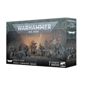 Boîte d'emballage officielle d'une unité de figurines pour le jeu de stratégie Warhammer 40,000, présentée de trois-quarts. Le grand logo argenté de Warhammer 40,000 domine la partie supérieure, incrusté sur une bordure supérieure gris foncé sculptée de reliefs de visages hurlants. L'illustration centrale met en scène l'Escouade d'État-major de Krieg entièrement assemblée et peinte. On y observe un groupe de soldats d'élite de la Garde Impériale vêtus de leurs longs manteaux bleu-gris caractéristiques, de bottes beiges et arborant leurs masques à gaz emblématiques de la Death Korps de Krieg. Au centre, un officier au manteau noir et rouge à épaulettes dorées pointe le doigt vers l'avant. À sa droite, un garde brandit un grand drapeau régimentaire noir et rouge frappé d'un crâne ailé et du mot "Krieg". Les autres figurines incluent des opérateurs de terrain, des spécialistes radio et médicaux, ainsi qu'une petite unité cybernétique sur chenilles. Ils progressent tous sur un terrain de boue et de gravats sombres, devant un arrière-plan flou de ruines urbaines gothiques sous un ciel brumeux aux reflets orangés. En bas au centre, un encadré noir épuré indique les inscriptions blanches de la faction "ASTRA MILITARUM KRIEG COMMAND SQUAD", flanquées de la mention "7 CITADEL MINIATURES" et du logo officiel blanc de Warhammer Citadel à droite. Le rabat latéral droit, d'une teinte gris-bleu sombre, montre un aperçu vertical partiel de l'un des soldats sous le même angle.