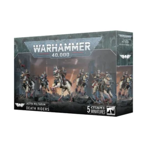 Boîte d'emballage officielle d'une unité de figurines pour le jeu de stratégie Warhammer 40,000, présentée de trois-quarts. Le grand logo argenté de Warhammer 40,000 domine la partie supérieure, incrusté sur une bordure supérieure gris foncé sculptée de reliefs de visages hurlants. L'illustration centrale met en scène l'escouade des Cavaliers d'Krieg (intitulée Astra Militarum Death Riders en anglais) entièrement assemblée et peinte. On y observe 5 cavaliers de la Death Korps de Krieg montés sur des destriers cybernétiques génétiquement modifiés de couleur blanche et beige, lourdement harnachés de plaques d'armure sombres et de tuyaux respiratoires reliés à leurs naseaux. Les cavaliers portent leurs longs manteaux bleu-gris ou noirs caractéristiques ainsi que des masques à gaz. Ils chargent de manière dynamique au milieu d'un champ de ruines gothiques et de gravats gris foncé, brandissant de longues lances de chasse explosives équipées de fanions rouges ou des pistolets laser. L'arrière-plan présente une atmosphère de guerre brumeuse teintée d'une lueur orangée. En bas au centre, un encadré noir épuré indique les inscriptions blanches "ASTRA MILITARUM DEATH RIDERS", flanquées de la mention "5 CITADEL MINIATURES" et du logo officiel blanc de Warhammer Citadel à droite. Le rabat latéral droit, d'une teinte gris-bleu sombre, montre un aperçu vertical partiel de l'un des cavaliers sous le même angle de charge.