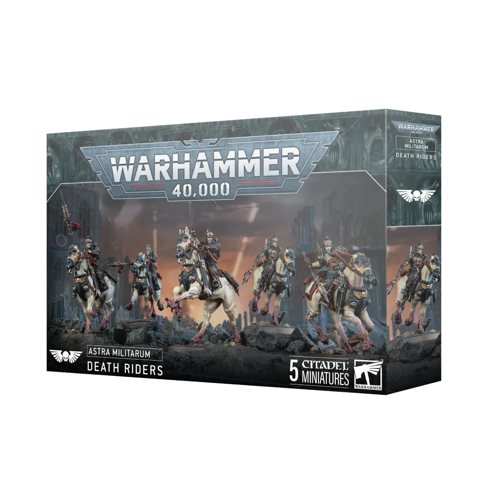 Boîte d'emballage officielle d'une unité de figurines pour le jeu de stratégie Warhammer 40,000, présentée de trois-quarts. Le grand logo argenté de Warhammer 40,000 domine la partie supérieure, incrusté sur une bordure supérieure gris foncé sculptée de reliefs de visages hurlants. L'illustration centrale met en scène l'escouade des Cavaliers d'Krieg (intitulée Astra Militarum Death Riders en anglais) entièrement assemblée et peinte. On y observe 5 cavaliers de la Death Korps de Krieg montés sur des destriers cybernétiques génétiquement modifiés de couleur blanche et beige, lourdement harnachés de plaques d'armure sombres et de tuyaux respiratoires reliés à leurs naseaux. Les cavaliers portent leurs longs manteaux bleu-gris ou noirs caractéristiques ainsi que des masques à gaz. Ils chargent de manière dynamique au milieu d'un champ de ruines gothiques et de gravats gris foncé, brandissant de longues lances de chasse explosives équipées de fanions rouges ou des pistolets laser. L'arrière-plan présente une atmosphère de guerre brumeuse teintée d'une lueur orangée. En bas au centre, un encadré noir épuré indique les inscriptions blanches "ASTRA MILITARUM DEATH RIDERS", flanquées de la mention "5 CITADEL MINIATURES" et du logo officiel blanc de Warhammer Citadel à droite. Le rabat latéral droit, d'une teinte gris-bleu sombre, montre un aperçu vertical partiel de l'un des cavaliers sous le même angle de charge.