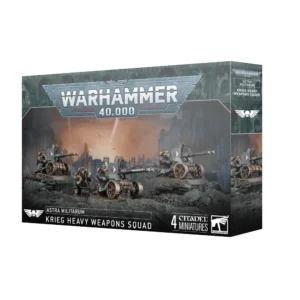 Boîte d'emballage officielle d'une unité de figurines pour le jeu de stratégie Warhammer 40,000, présentée de trois-quarts. Le grand logo argenté de Warhammer 40,000 domine la partie supérieure, incrusté sur une bordure supérieure gris foncé sculptée de reliefs de visages hurlants. L'illustration centrale met en scène l'Escouade d'Armes Lourdes de Krieg entièrement assemblée et peinte. On y observe trois imposantes pièces d'artillerie et d'armes lourdes mobiles, montées sur de grandes roues métalliques dentelées et protégées par des boucliers de blindage gris-bleu arborant un marquage en losange rouge et blanc. Les soldats de la Death Korps de Krieg, vêtus de leurs longs manteaux bleu-gris et de leurs masques à gaz emblématiques, servent ces pièces d'armement au milieu d'un champ de décombres, de boue et de gravats sombres. Un quatrième soldat, agenouillé sur la gauche près d'une caisse de munitions, consulte des documents tactiques. L'arrière-plan présente un paysage flou de ruines urbaines gothiques sous un ciel de guerre brumeux aux teintes orangées. En bas au centre, un encadré noir épuré indique les inscriptions blanches "ASTRA MILITARUM KRIEG HEAVY WEAPONS SQUAD", flanquées de la mention "4 CITADEL MINIATURES" et du logo officiel blanc de Warhammer Citadel à droite. Le rabat latéral droit, d'une teinte gris-bleu sombre, montre un aperçu vertical partiel de l'une des pièces d'artillerie sous le même angle.