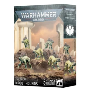 Boîte de produit officielle Warhammer 40,000 présentant le kit de figurines des Chiens Kroots (Kroot Hounds). L'illustration principale montre une meute de cinq créatures quadrupèdes canines extraterrestres à la peau verte, aux teintes jaunâtres et aux longues pointes sombres dressées sur le dos. Elles progressent de manière dynamique au milieu d'un décor de rochers arides, avec à l'arrière-plan des structures blanches et épurées de l'Empire T'au sous un ciel poussiéreux aux nuances ocre. Le grand logo gris "Warhammer 40,000" est placé en haut de la boîte. En bas à gauche, l'inscription indique "T'au Empire - Kroot Hounds", tandis que la mention "5 Citadel Miniatures" figure en bas à droite à côté du logo blanc de la marque.