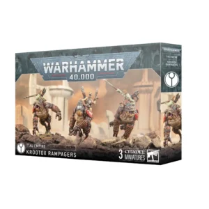 Boîte de produit officielle Warhammer 40,000 présentant le kit de figurines Saccageurs Krootox (Krootox Rampagers). L'illustration principale sur l'emballage montre trois imposantes créatures simiesques et musclées, les Krootox, chevauchées par des guerriers Kroots à la peau verte. Les montures massives chargent à travers un sol caillouteux et accidenté, dans une atmosphère poussiéreuse aux teintes beiges et ocre où se dessinent des structures de l'Empire T'au en arrière-plan. Les cavaliers Kroots crient tout en brandissant des armes de mêlée et des armes à feu. Le grand logo gris "Warhammer 40,000" est centré en haut de la boîte. Le coin inférieur gauche affiche l'icône de la faction et le texte "T'au Empire - Krootox Rampagers", tandis que la mention "3 Citadel Miniatures" figure en bas à droite.