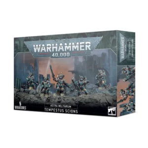 Boîte d'emballage officielle d'une unité de figurines pour le jeu de stratégie Warhammer 40,000, présentée de trois-quarts. Le grand logo argenté de Warhammer 40,000 domine la partie supérieure, incrusté sur une bordure supérieure gris foncé sculptée de reliefs de visages hurlants. L'illustration centrale met en scène l'escouade des Militarum Tempestus Scions entièrement assemblée et peinte. On y observe 5 soldats d'élite de la faction Astra Militarum vêtus d'armures de plaques lourdes bleu foncé et bordées de dorures décoratives, avec des pantalons en tissu marron. Le sergent au centre, portant un béret rouge bordeaux sur le côté et une plaque faciale robotique, brandit une épée énergétique argentée d'une main et un pistolet laser de l'autre. Ses compagnons portent des casques fermés munis de masques à gaz en tissu kaki et de lunettes de visée vertes. Ils sont lourdement armés de fusils radians laser reliés par des câbles à leurs générateurs dorsaux et d'un fusil à plasma lourd lumineux. L'unité progresse au milieu de ruines industrielles gothiques gris foncé, sous un ciel de guerre obscurci par une fumée épaisse aux teintes orangées. En bas au centre, un encadré noir épuré indique les inscriptions blanches "ASTRA MILITARUM MILITARUM TEMPESTUS SCIONS", flanquées de la mention "5 MINIATURES" à gauche et du logo blanc officiel de Warhammer Citadel à droite. Le rabat latéral droit, d'une teinte gris-bleu sombre, montre un aperçu vertical de l'un des Scions sous le même angle.