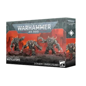 Emballage officiel d'une boîte de figurines Warhammer 40,000 présentant l'unité de Mutilators de la faction Chaos Space Marines. L'illustration centrale met en scène trois colosses massifs en armure cybernétique corrompue noire avec des bordures dorées et des détails métalliques. Leurs membres inférieurs et supérieurs ont fusionné de manière grotesque avec des armes tranchantes et broyeuses, telles que des haches d'énergie et des lames barbelées. Ils se tiennent en position de combat agressive sur un sol rocheux gris jonché de gravats. L'arrière-plan dépeint un ciel de guerre nuageux d'un rouge écarlate et orange vif derrière les silhouettes sombres de ruines gothiques industrielles. Le logo gris et blanc "Warhammer 40,000" trône au centre supérieur de la boîte. Les inscriptions blanches "CHAOS SPACE MARINES" et "MUTILATORS" figurent en bas à gauche, alors que la mention "3 CITADEL MINIATURES/FIGURINES" et le logo blanc de Citadel sont visibles sur la bordure inférieure noire. Le côté latéral droit affiche un gros plan sur l'un des combattants sous le symbole blanc de l'Étoile du Chaos à huit pointes.
