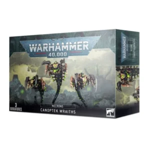 Boîte d'emballage officielle d'une unité de figurines pour le jeu de stratégie Warhammer 40,000, présentée de trois-quarts. Le grand logo argenté de Warhammer 40,000 domine la partie supérieure, incrusté sur une bordure supérieure gris foncé sculptée de reliefs de visages hurlants. L'illustration centrale met en scène l'escouade de Canoptek Wraiths entièrement assemblée et peinte. On y observe 3 créatures cybernétiques robotiques de la faction Necrons, ressemblant à des spectres ou des scorpions d'acier flottants. Chaque monstre mécanique possède une longue queue segmentée en métal noir et une armure dorsale en bronze vieilli, d'où émergent des griffes acérées et des câbles. Leurs têtes et leurs corps squelettiques sont parsemés d'orbes d'énergie et de capteurs optiques d'un vert phosphorescent intense. Ils lévitent au-dessus d'un sol rocheux sombre et accidenté. En arrière-plan, une brume jaunâtre et grise laisse entrevoir les silhouettes floues de monolithes et de structures extraterrestres. En bas au centre, un encadré noir épuré indique les inscriptions blanches "NECRONS CANOPTEK WRAITHS", flanquées de la mention "3 MINIATURES" à gauche et du logo blanc officiel de Warhammer Citadel à droite. Le rabat latéral droit, d'une teinte gris-bleu sombre, montre un aperçu vertical partiel de l'une des machines sous le même angle.