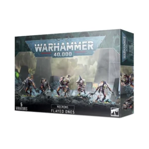 Boîte d'emballage officielle d'une unité de figurines pour le jeu de stratégie Warhammer 40,000, présentée de trois-quarts. Le grand logo argenté de Warhammer 40,000 domine la partie supérieure, incrusté sur une bordure supérieure gris foncé sculptée de reliefs de visages hurlants. L'illustration centrale met en scène l'escouade de Dépeceurs (intitulée Necrons Flayed Ones en anglais) entièrement assemblée et peinte. On y observe 5 créatures androïdes squelettiques de la faction Necrons à la posture voûtée et menaçante, progressant sur un sol rocheux gris foncé et escarpé. Leurs corps métalliques de couleur bronze et cuivre sont macabres, drapés de lambeaux de peau organiques et dotés de longues griffes acérées et tranchantes à la place des mains. L'arrière-plan présente des structures pyramidales et des monolithes noirs typiques de l'architecture Necron, sous un ciel brumeux et lourd teinté de nuances verdâtres et jaunâtres. En bas au centre, un encadré noir épuré indique les inscriptions blanches "NECRONS FLAYED ONES", flanquées de la mention "5 MINIATURES" à gauche et du logo blanc officiel de Warhammer Citadel à droite. Le rabat latéral droit, d'une teinte gris-bleu sombre, montre un aperçu vertical de ces guerriers sous le même angle.