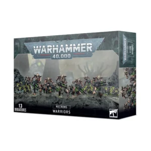 Boîte d'emballage officielle d'une unité de figurines pour le jeu de stratégie Warhammer 40,000, présentée de trois-quarts. Le grand logo argenté de Warhammer 40,000 domine la partie supérieure, incrusté sur une bordure supérieure gris foncé sculptée de reliefs de visages hurlants. L'illustration centrale met en scène l'escouade des Guerriers Nécrons (intitulée Necrons Necron Warriors en anglais) entièrement assemblée et peinte, accompagnée de petites créatures de soutien. On y observe une armée de 10 soldats androïdes squelettiques en métal argenté vieilli et usé, aux yeux brillant d'une lueur verte surnaturelle. Ils progressent d'un pas lourd et implacable sur un sol rocheux noir parsemé de cristaux d'énergie verts. Les guerriers manipulent de longues armes techno-organiques, des écorcheurs Gauss et des carabines Gauss, dont les tubes centraux s'illuminent d'un vert vif et phosphorescent. Au premier plan, 3 Nuées de Scarabées canopteks (de petits insectes cybernétiques métalliques) rampent sur les décombres. L'arrière-plan brumeux dévoile des structures de monolithes et de pyramides noires complexes baignées d'une clarté verte. En bas au centre, un encadré noir épuré indique les inscriptions blanches "NECRONS NECRON WARRIORS", flanquées de la mention "13 MINIATURES" à gauche et du logo blanc officiel de Warhammer Citadel à droite. Le rabat latéral droit, d'une teinte gris-bleu sombre, montre un aperçu vertical partiel de l'un des guerriers sous le même angle.