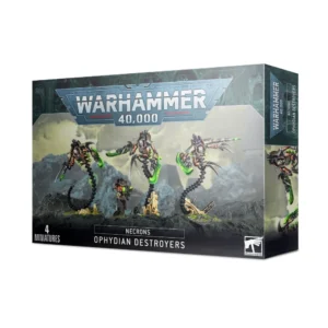 Boîte d'emballage officielle d'une unité de figurines pour le jeu de stratégie Warhammer 40,000, présentée de trois-quarts. Le grand logo argenté de Warhammer 40,000 domine la partie supérieure, incrusté sur une bordure supérieure gris foncé sculptée de reliefs de visages hurlants. L'illustration centrale met en scène l'escouade des Destroyers Ophydiens (intitulée Necrons Ophydian Destroyers en anglais) entièrement assemblée et peinte. On y observe 3 imposantes créatures cybernétiques serpentines de la faction Necrons en posture d'attaque dynamique sur un sol rocheux noir et accidenté. Ces monstres mécaniques possèdent un corps métallique couleur bronze vieilli et noir, une longue queue segmentée semblable à celle d'un serpent mécanique, et des bras terminés par des griffes acérées. Ils manient de redoutables lames énergétiques d'un vert phosphorescent intense. Au centre, une petite unité de soutien, un Plasmacyte canoptek, est visible à leurs côtés. L'arrière-plan brumeux montre un paysage désolé de monolithes et de structures extraterrestres sous un ciel nuageux grisâtre. En bas au centre, un encadré noir épuré indique les inscriptions blanches "NECRONS OPHYDIAN DESTROYERS", flanquées de la mention "4 MINIATURES" à gauche et du logo blanc officiel de Warhammer Citadel à droite. Le rabat latéral droit, d'une teinte gris-bleu sombre, montre un aperçu vertical de l'un des destroyers sous le même angle.