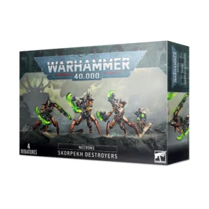 Boîte d'emballage officielle d'une unité de figurines pour le jeu de stratégie Warhammer 40,000, présentée de trois-quarts. Le grand logo argenté de Warhammer 40,000 domine la partie supérieure, incrusté sur une bordure supérieure gris foncé sculptée de reliefs de visages hurlants. L'illustration centrale met en scène l'escouade des Destroyers Skorpekh (intitulée Necrons Skorpekh Destroyers en anglais) entièrement assemblée et peinte. On y observe 3 imposantes créatures cybernétiques tripodes de la faction Necrons en posture d'assaut dynamique sur un sol rocheux noir et escarpé. Les monstres mécaniques possèdent un corps robuste en métal vieilli couleur bronze et noir, et brandissent d'immenses lames énergétiques incurvées, les faucheuses et doloires d'hyperphase, qui brillent d'une lueur verte et phosphorescente intense. Au premier plan à droite, une petite unité de soutien, un Plasmacyte canoptek, lévite à leurs côtés. L'arrière-plan brumeux montre un paysage de ruines géométriques et de structures de monolithes sous un ciel nuageux grisâtre. En bas au centre, un encadré noir épuré indique les inscriptions blanches "NECRONS SKORPEKH DESTROYERS", flanquées de la mention "4 MINIATURES" à gauche et du logo blanc officiel de Warhammer Citadel à droite. Le rabat latéral droit, d'une teinte gris-bleu sombre, montre un aperçu vertical de l'un des destroyers sous le même angle.
