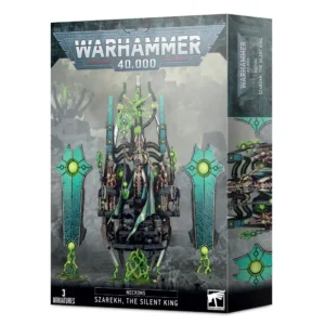 Boîte d'emballage officielle d'une figurine de personnage majeur pour le jeu de stratégie Warhammer 40,000, présentée de trois-quarts. Le grand logo argenté de Warhammer 40,000 domine la partie supérieure, incrusté sur une bordure supérieure gris foncé sculptée de reliefs de visages hurlants. L'illustration centrale met en scène le piédestal de guerre complet de Szarekh, le Roi Silencieux, entièrement assemblé et peint. Au centre, le souverain suprême de la faction Necrons se tient debout sur son dais flottant (le Trône du Destin), une structure cybernétique massive en métal noir et bronze ornée de câbles, de parchemins et surmontée d'un captif divin C'tan suspendu qui rayonne d'énergie verte. Szarekh arbore une armure dorée et une longue cape verte. Il est flanqué de ses deux Phaerons rattachés au trône. De chaque côté du dais, deux immenses piliers flottants autonomes appelés Menhirs Noctilolithes sont visibles, faits de pierre noire fissurée de vert brillant avec une orbe centrale lumineuse projetant des éclairs au sol. L'arrière-plan brumeux présente un ciel couvert grisâtre et la silhouette lointaine d'un monolithe sous un ciel d'orage. En bas au centre, un encadré noir épuré indique les inscriptions blanches "NECRONS SZAREKH, THE SILENT KING", flanquées de la mention "3 MINIATURES" à gauche et du logo officiel blanc de Warhammer Citadel à droite. Le rabat latéral droit, d'une teinte gris-bleu sombre, montre un aperçu vertical basculé du souverain et de son trône sous le même angle.