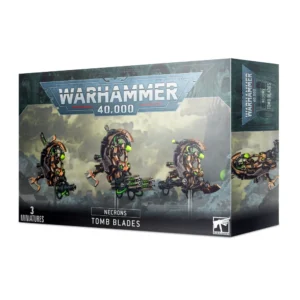 Boîte d'emballage officielle d'une unité de figurines pour le jeu de stratégie Warhammer 40,000, présentée de trois-quarts. Le grand logo argenté de Warhammer 40,000 domine la partie supérieure, incrusté sur une bordure supérieure gris foncé sculptée de reliefs de visages hurlants. L'illustration centrale met en scène l'escouade de Tomb Blades entièrement assemblée et peinte. On y observe 3 véhicules légers de reconnaissance monoplaces de la faction Necrons, fixés sur des tiges de vol transparentes au-dessus d'un sol rocheux sombre. Chaque appareil arbore une structure métallique incurvée en bronze vieilli et noir, abritant un pilote androïde squelettique. Ces motos à réacteurs mobiles sont lourdement armées de carabines Tesla jumelées ou de faucheurs Gauss, dotés de tubes et d'orbes d'énergie d'un vert phosphorescent intense. L'arrière-plan brumeux présente un ciel de guerre couvert aux teintes grisâtres et jaunâtres pâles, laissant deviner des monolithes Necrons au loin. En bas au centre, un encadré noir épuré indique les inscriptions blanches "NECRONS TOMB BLADES", flanquées de la mention "3 MINIATURES" à gauche et du logo blanc officiel de Warhammer Citadel à droite. Le rabat latéral droit, d'une teinte gris-bleu sombre, montre un aperçu vertical partiel d'une des motos sous un angle différent.