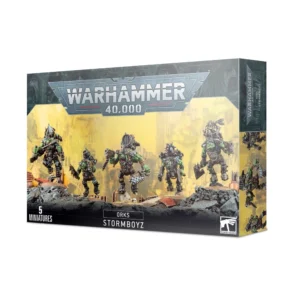 Boîte d'emballage officielle de Warhammer 40,000 présentant une unité de figurines pour l'armée des Orks. L'illustration principale, sur un fond jaune brumeux de cité industrielle en ruine, met en scène cinq guerriers Peaux-Vertes connus sous le nom de Ork Stormboyz. Ces figurines à la posture dynamique sont équipées de lourdes fusées artisanales sanglantes dans le dos et s'élancent au-dessus d'un sol rocheux et dévasté. Ils sont armés de pistolets et de haches de combat tranchantes. Le logo officiel argenté "WARHAMMER 40,000" domine le haut de la boîte. La bande noire inférieure affiche les mentions textuelles "5 MINIATURES", "ORKS STORMBOYZ" au centre, ainsi que le logo blanc de Games Workshop dans le coin inférieur droit.