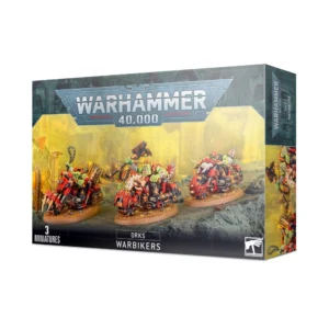 Boîte d'emballage cartonnée officielle de Games Workshop vue de trois-quarts, présentant le kit de figurines Ork Warbiker Mob pour la faction des Orks de Warhammer 40,000. L'illustration centrale, baignée dans une atmosphère de champ de bataille embrumé aux teintes jaune vif et ocre, met en scène trois motards Orks à la peau verte chevauchant des motos imposantes et customisées de couleur rouge et métal. Le motard de gauche pilote une bécane dotée de pointes acérées à l'avant, celui du milieu brandit une lourde hache de combat au-dessus d'une moto ornée d'un immense crâne blanc, et le motard de droite porte un casque rouge. Les trois véhicules roulent sur un sol rocheux grisâtre. Le sommet de la boîte affiche le logo métallique gris "Warhammer 40,000". Le bandeau noir inférieur comporte les inscriptions blanches "3 MINIATURES", "ORKS" et "WARBIKERS", complétées par le logo blanc de Games Workshop dans le coin inférieur droit. Le flanc droit de l'emballage propose un aperçu vertical partiel de la boîte.
