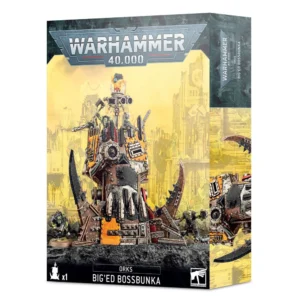Boîte de jeu officielle Warhammer 40,000 présentant la fortification Ork "Big'ed Bossbunka", également connue sous le nom de Gro'bunker d'Boss. L'illustration centrale montre une structure défensive faite de plaques de métal rivetées, de couleur jaune et rouille, reprenant la forme d'une gigantesque tête de dresseur ork stylisée avec des mâchoires métalliques tranchantes à la base. Au sommet du bunker, des tourelles, des haut-parleurs et un guetteur ork à la peau verte brandissant une hache sont visibles. Deux autres figurines d'Orks armés se tiennent de chaque côté de la structure sur un sol rocheux sombre, devant un arrière-plan flou représentant des ruines de cathédrales gothiques sous un ciel jaune. Le logo "Warhammer 40,000" apparaît en haut de la boîte, tandis que la partie inférieure noire affiche les inscriptions "Orks" et "Big'ed Bossbunka".