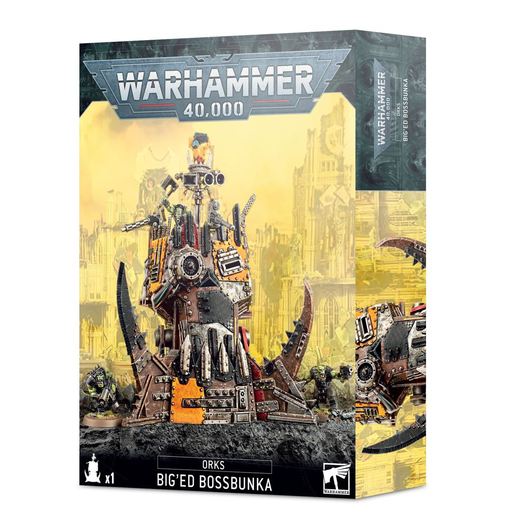 Boîte de jeu officielle Warhammer 40,000 présentant la fortification Ork "Big'ed Bossbunka", également connue sous le nom de Gro'bunker d'Boss. L'illustration centrale montre une structure défensive faite de plaques de métal rivetées, de couleur jaune et rouille, reprenant la forme d'une gigantesque tête de dresseur ork stylisée avec des mâchoires métalliques tranchantes à la base. Au sommet du bunker, des tourelles, des haut-parleurs et un guetteur ork à la peau verte brandissant une hache sont visibles. Deux autres figurines d'Orks armés se tiennent de chaque côté de la structure sur un sol rocheux sombre, devant un arrière-plan flou représentant des ruines de cathédrales gothiques sous un ciel jaune. Le logo "Warhammer 40,000" apparaît en haut de la boîte, tandis que la partie inférieure noire affiche les inscriptions "Orks" et "Big'ed Bossbunka".