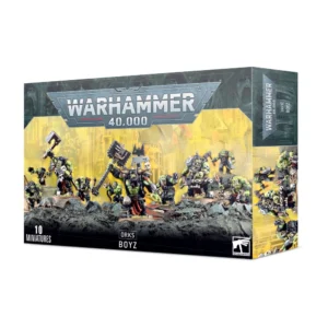 Vue de trois quarts de la boîte de figurines officielle des Orks Boyz pour le jeu Warhammer 40,000. Au sommet de l'emballage, le logo métallique bleu et argenté « WARHAMMER 40,000 » est fièrement mis en avant. L'illustration centrale présente une bande de 10 guerriers Orks à la peau verte et à la musculature imposante, avançant avec agressivité sur un sol de gravats et de décombres gris. Ils portent des morceaux d'armures métalliques disparates et sont équipés d'armes à feu rudimentaires, de kikoups (haches et couperets) et d'armes lourdes. Le chef de l'escouade au centre arbore un casque à cornes et brandit une immense arme tranchante motorisée. Le fond de la scène est dominé par une atmosphère industrielle jaune vif et lumineuse évoquant la poussière et les usines de ferraille. Le bandeau noir inférieur affiche les inscriptions blanches en lettres capitales « 10 MINIATURES », « ORKS BOYZ » et le logo carré blanc de Games Workshop dans le coin inférieur droit.