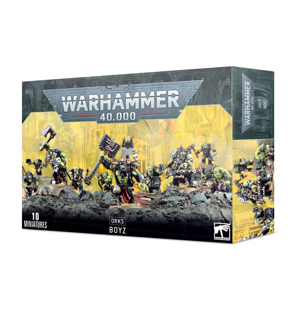 Vue de trois quarts de la boîte de figurines officielle des Orks Boyz pour le jeu Warhammer 40,000. Au sommet de l'emballage, le logo métallique bleu et argenté « WARHAMMER 40,000 » est fièrement mis en avant. L'illustration centrale présente une bande de 10 guerriers Orks à la peau verte et à la musculature imposante, avançant avec agressivité sur un sol de gravats et de décombres gris. Ils portent des morceaux d'armures métalliques disparates et sont équipés d'armes à feu rudimentaires, de kikoups (haches et couperets) et d'armes lourdes. Le chef de l'escouade au centre arbore un casque à cornes et brandit une immense arme tranchante motorisée. Le fond de la scène est dominé par une atmosphère industrielle jaune vif et lumineuse évoquant la poussière et les usines de ferraille. Le bandeau noir inférieur affiche les inscriptions blanches en lettres capitales « 10 MINIATURES », « ORKS BOYZ » et le logo carré blanc de Games Workshop dans le coin inférieur droit.