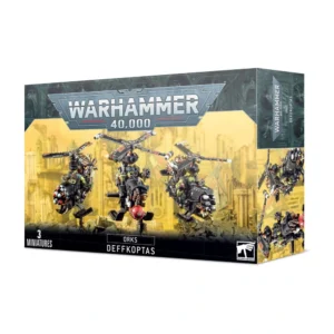 Boîte de produit officielle Warhammer 40,000 pour l'unité Ork "Deffkoptas". L'illustration principale sur fond jaune sable montre trois figurines de Orks pilotant des hélicoptères de bric et de broc dotés de rotors rotatifs, de carlingues noires métalliques et d'armements lourds comme des roquettes à pointes rouges et blanches. Le grand logo gris et bleu "Warhammer 40,000" trône en haut au centre. En bas, les inscriptions blanches indiquent "3 Miniatures" à gauche, et la mention "ORKS DEFFKOPTAS" au milieu, idéales pour illustrer les orks : Kopters d'la Mort en action.