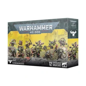 Boîte de produit officielle Warhammer 40,000 pour l'escouade ORKS: KOMMANDOS, illustrée par le fichier https___trade.games-workshop.com_assets_2025_08_99120103127_WH40KOrksKommandosSquadBOX.jpg. Le packaging présente un fond jaune vif et urbain sur lequel sont mis en valeur 12 figurines Citadel de Peaux-Vertes lourdement armées et équipées pour la guérilla. On distingue le grand logo argenté "Warhammer 40,000" en haut au centre, l'inscription "ORKS KOMMANDOS" en bas à gauche accompagnée de l'icône de faction en forme de crâne stylisé, et la mention "12 CITADEL MINIATURES" en bas à droite sur fond noir.