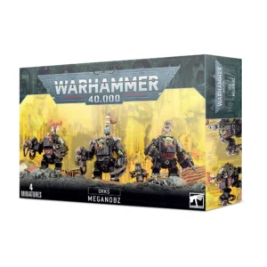 Boîte d'emballage officielle d'une unité de figurines pour le jeu de stratégie Warhammer 40,000, présentée de trois-quarts. Le grand logo argenté de Warhammer 40,000 domine la partie supérieure, incrusté sur une large bordure gris foncé sculptée de visages hurlants. L'illustration centrale présente une escouade de Meganobz, des guerriers extraterrestres Orks massifs revêtus de gigantesques armures de plaques cybernétiques noires, métalliques et usées. Le personnage central et celui de droite laissent apparaître leur peau verte et leurs visages hurlants, tandis que celui de gauche porte un casque intégral noir et rouge. Ils sont lourdement armés de pinces énergétiques tranchantes, de scies circulaires et de doubles fling' couplés. Une petite créature esclave (un Gretchin) se tient au milieu d'eux. L'unité progresse sur un sol de décombres et de rochers gris foncé, devant un arrière-plan industriel brumeux baigné d'une lueur jaune et verte toxique. En bas à gauche, la mention blanche indique "4 MINIATURES". En bas au centre, une boîte noire indique "ORKS MEGANOBZ" et le coin inférieur droit affiche le logo blanc officiel de Warhammer Citadel. Le rabat latéral droit, de couleur gris-bleu sombre, montre un aperçu des figurines sous un autre angle.