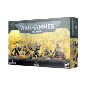Boîte d'emballage officielle d'une unité de figurines pour le jeu de stratégie Warhammer 40,000, présentée de trois-quarts. Le grand logo argenté de Warhammer 40,000 domine majestueusement le haut de la boîte, incrusté sur une large bordure gris foncé sculptée de visages hurlants. L'illustration centrale présente une escouade d'Ork Nobz, des guerriers extraterrestres massifs et brutaux à la peau verte. Les figurines peintes sont représentées en pleine action, armées d'un assortiment d'équipements massifs incluant de grosses haches métalliques, des pinces énergétiques tranchantes et des armes à feu personnalisées à double canon. Un petit Gretchin esclave est également visible au milieu du groupe. Ils progressent sur un sol de décombres gris foncé, devant un arrière-plan urbain brumeux baigné d'une lueur jaune et verte toxique qui dévoile des ruines de bâtiments gothiques. En bas à gauche, l'inscription blanche indique "6 MINIATURES". En bas au centre, un encadré noir épuré indique "ORKS NOBZ", tandis que le coin inférieur droit affiche le logo blanc officiel de Warhammer Citadel. Le rabat latéral droit, de couleur gris-bleu sombre texturé, montre des détails verticaux des figurines.