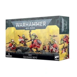 Boîte de jeu officielle Warhammer 40,000 pour l'unité Orks Squighog Boyz, présentant l'illustration de cinq figurines de cavalerie Ork montées sur de féroces Squigliers rouges à l'allure de phacochères massifs. Au centre, un imposant Nob sur Squig Krazeur brandit une arme mécanique, entouré de trois Boyz sur Squigliers armés de lances explosives et d'un petit Grot de selle à l'arrière. Le fond de l'image affiche un décor jaune brumeux de cité en ruine sous un immense logo argenté et rouge Warhammer 40,000. Le bandeau inférieur noir indique explicitement les mentions "5 Miniatures", "Orks" et "Squighog Boyz" à côté du logo blanc Citadel. La face latérale de la boîte répète verticalement les logos du jeu et de la faction.