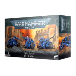 Vue de trois quarts de la boîte de figurines officielle pour le jeu Warhammer 40,000. Au sommet de l'emballage, le logo officiel bleu et argenté « WARHAMMER 40,000 » est mis en évidence au centre. L'illustration principale présente une escouade de trois Outriders Space Marines pilotant d'imposantes motos de guerre blindées, peintes en bleu saphir aux couleurs du Chapitre des Ultramarines. Les motards progressent à vive allure sur un sol de gravats gris foncés, devant un arrière-plan de cathédrales gothiques en ruine sous un ciel embrasé par des fumées orange et jaunes. Le pilote du centre est tête nue et braque un pistolet bolter vers l'avant, tandis que les deux autres guerriers portent des casques bleus et manient des épées tronçonneuses. Le bandeau noir inférieur indique en lettres capitales blanches « 3 MINIATURES », « SPACE MARINES » et « OUTRIDERS » à côté du logo blanc carré de Games Workshop dans l'angle droit. Le flanc droit de la boîte affiche une vue partielle verticale de l'un des motards en action.