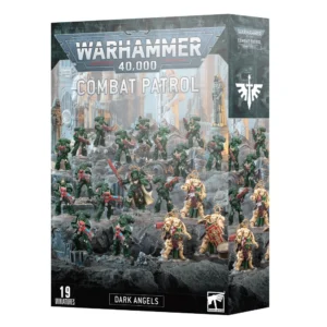 Vue en perspective de la boîte de jeu Warhammer 40,000 présentant le set Patrouille: Dark Angels. L'illustration principale met en scène une force de 19 figurines de Space Marines progressant sur un terrain rocheux et sombre. La majorité des guerriers portent l'armure vert sombre caractéristique du chapitre, tandis qu'un groupe au premier plan arbore des armures blanc os et des boucliers massifs. En arrière-plan, des ruines gothiques et des statues de personnages encapuchonnés se détachent sous un ciel brumeux. Le logo argenté "WARHAMMER 40,000" et l'inscription "COMBAT PATROL" dominent le haut de la boîte. Le bandeau noir inférieur indique "DARK ANGELS" en blanc, entouré par la mention "19 MINIATURES" à gauche et le logo blanc de Warhammer à droite. La tranche latérale droite affiche le symbole de l'épée ailée blanche propre à la faction.