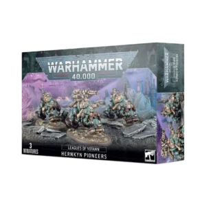 Boîte de figurines pour le jeu de figurines Warhammer 40,000 présentant le set des Pionniers Hernkogs des Ligues de Votann. L'illustration principale montre trois guerriers nains futuristes pilotant des motopics (motos à lévitation magnétique) de couleur bleu canard et orange, armés de mitrailleuses rotatives et de scanners. En haut à droite, le logo officiel Warhammer 40,000 est visible. Le coin inférieur gauche affiche le logo des Ligues de Votann et le nom du produit. L'arrière-plan dépeint un paysage désertique et rocheux sous un ciel de science-fiction.