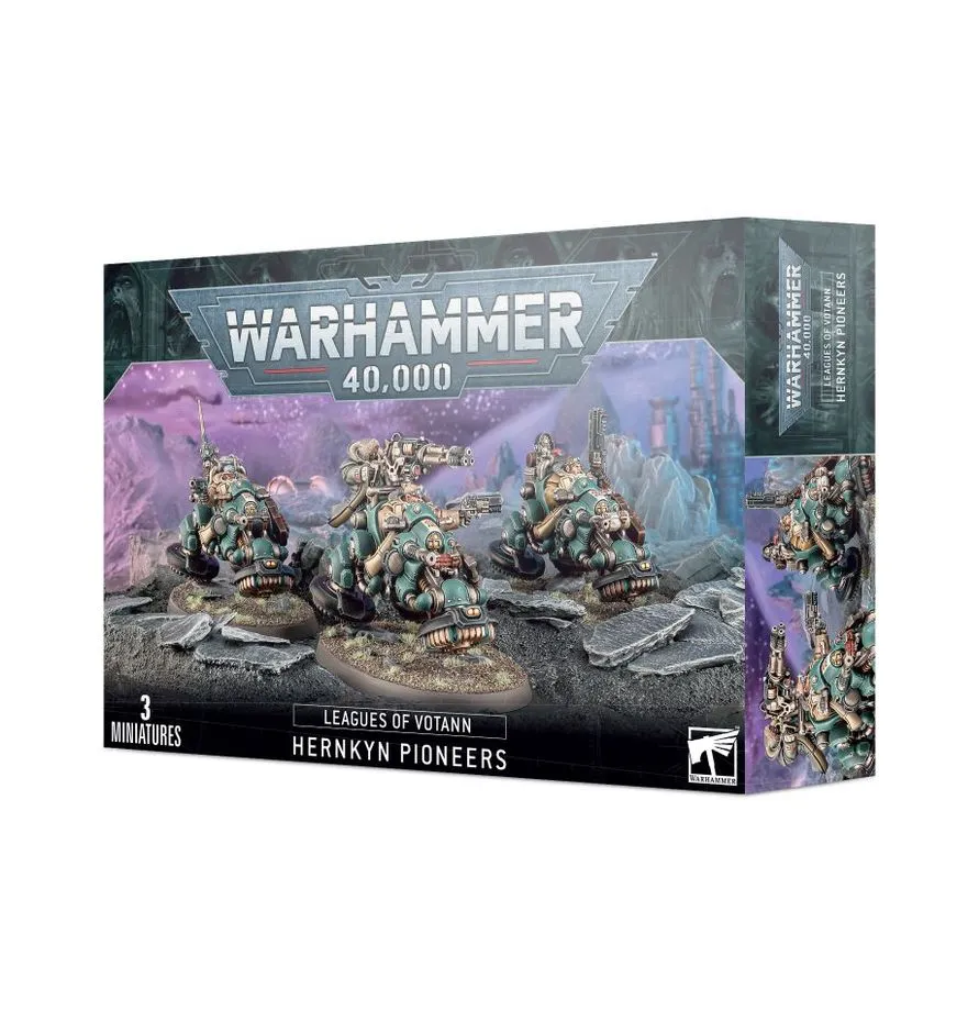 Boîte de figurines pour le jeu de figurines Warhammer 40,000 présentant le set des Pionniers Hernkogs des Ligues de Votann. L'illustration principale montre trois guerriers nains futuristes pilotant des motopics (motos à lévitation magnétique) de couleur bleu canard et orange, armés de mitrailleuses rotatives et de scanners. En haut à droite, le logo officiel Warhammer 40,000 est visible. Le coin inférieur gauche affiche le logo des Ligues de Votann et le nom du produit. L'arrière-plan dépeint un paysage désertique et rocheux sous un ciel de science-fiction.