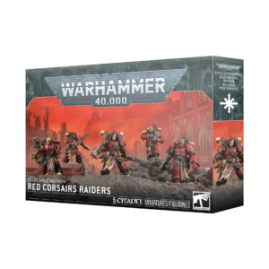 Boîte d'emballage officielle de l'unité Chaos Space Marines : Red Corsairs Raiders pour le jeu de figurines Warhammer 40,000. Le grand logo argenté de Warhammer 40,000 domine le haut de la boîte, sur fond de ciel rougeoyant et apocalyptique. L'illustration principale présente une escouade de 5 figurines de Pillards Red Corsairs assemblées et peintes. Les guerriers portent des armures énergétiques rouge et noir ornées de pointes, de crânes et de fourrures, brandissant des armes futuristes comme des épées tronçonneuses, des bolters et des pistolets. Ils progressent sur un sol rocailleux et stérile devant des ruines gothiques estompées par la fumée. Le bas de la boîte affiche l'inscription blanche "Red Corsairs Raiders" ainsi que la mention "5 Citadel Miniatures/Figurines" à côté du logo blanc de Warhammer. Le côté de la boîte montre l'étoile à huit branches du Chaos et la traduction française "Pillards Red Corsairs".