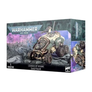 Boîte de produit officiel Warhammer 40,000 présentant le véhicule Sagitaur des Leagues of Votann. L'image montre le blindé de transport léger en action sur un sol rocheux et désertique. Le véhicule possède un châssis robuste de couleur jaune ocre, équipé de quatre larges roues tout-terrain crantées et d'une cabine de pilotage avec des vitres blindées transparentes teintées en rouge. Sur le toit, une tourelle automatisée est équipée d'une arme lourde (canon laser). Le logo Warhammer 40,000 est imprimé en haut à gauche de la boîte, et le nom du produit "Leagues of Votann: Sagitaur" est visible en bas.