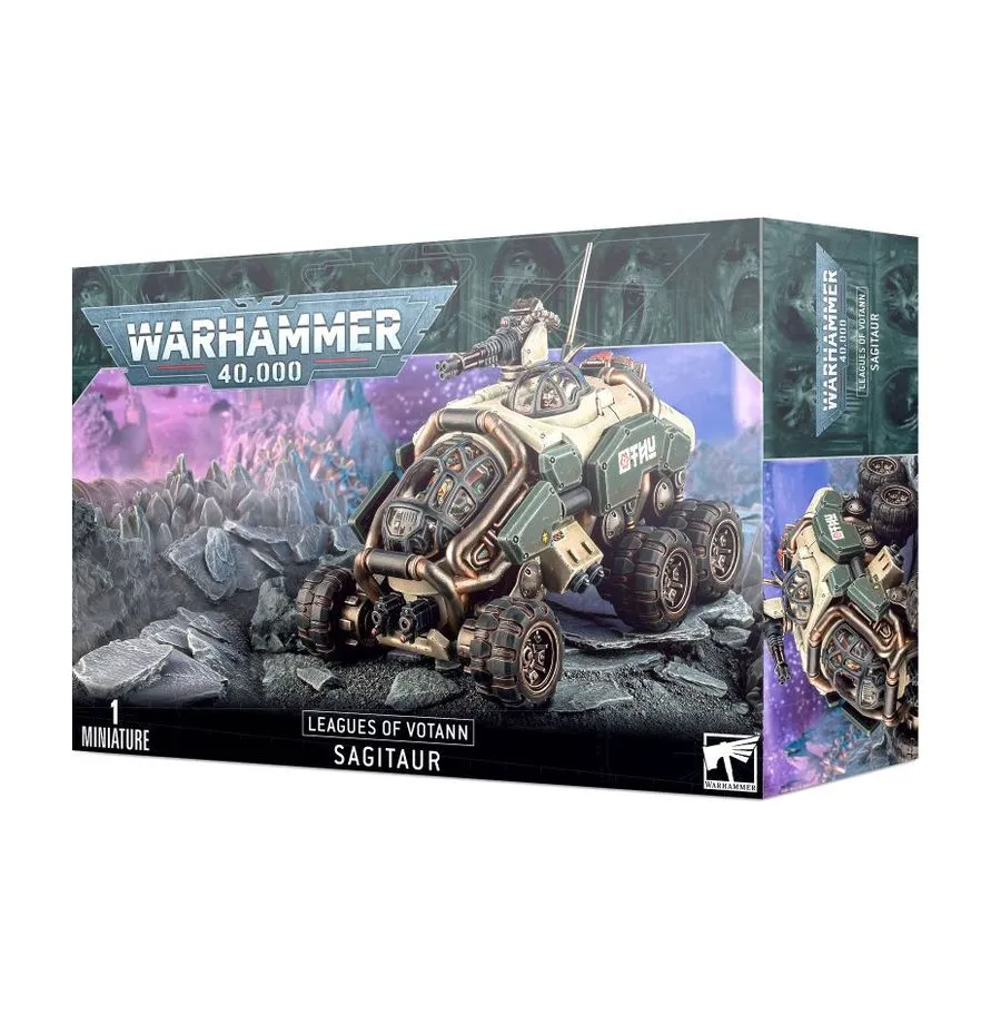Boîte de produit officiel Warhammer 40,000 présentant le véhicule Sagitaur des Leagues of Votann. L'image montre le blindé de transport léger en action sur un sol rocheux et désertique. Le véhicule possède un châssis robuste de couleur jaune ocre, équipé de quatre larges roues tout-terrain crantées et d'une cabine de pilotage avec des vitres blindées transparentes teintées en rouge. Sur le toit, une tourelle automatisée est équipée d'une arme lourde (canon laser). Le logo Warhammer 40,000 est imprimé en haut à gauche de la boîte, et le nom du produit "Leagues of Votann: Sagitaur" est visible en bas.