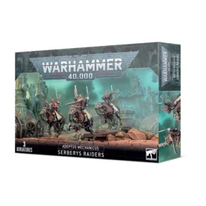 Boîte d'emballage cartonnée officielle de Games Workshop présentant l'unité de Serberys Raiders pour la faction Adeptus Mechanicus de Warhammer 40,000. L'illustration centrale met en scène trois soldats cybernétiques en pleine charge, montés sur des créatures mécaniques quadrupèdes évoquant des chiens de métal. Les cavaliers portent des capuches et des bures d'un rouge vif et sont armés de longues carabines. Leurs montures robotiques, combinant acier et plaques de blindage sombres, galopent sur un sol désertique et craquelé de couleur ocre. En arrière-plan se dressent les silhouettes brumeuses d'une zone industrielle sous un ciel turquoise et nuageux. Le haut de la boîte affiche le grand logo métallique "Warhammer 40,000". Le bas de la boîte comprend un bandeau noir avec les inscriptions blanches "3 MINIATURES", "ADEPTUS MECHANICUS", "SERBERYS RAIDERS" et le logo de l'aigle blanc de Games Workshop.