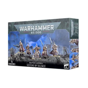 Boîte de figurines pour le jeu Warhammer 40,000 illustrant le kit des Sisters of Silence. L'image centrale montre cinq guerrières en armures dorées élancées, portant des capes de couleur pourpre et arborant de longues queues-de-cheval blanches ou noires sur leurs casques crêtés. Elles sont disposées en ligne de combat sur un relief rocheux et grisâtre, devant des ruines baignées dans une atmosphère brumeuse et bleue. Les figurines tiennent de grandes épées à deux mains ou des lances de gardienne. Le logo classique gris « Warhammer 40,000 » est visible en haut de la boîte. La bande noire inférieure affiche les mentions « 5 Miniatures », « Adeptus Custodes » et « Sisters of Silence », avec le logo officiel carré de la marque sur la droite. Le profil latéral de la boîte présente des vues détaillées des différentes variantes d'assemblage possibles.
