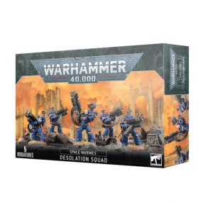 Boîte de jeu officielle Warhammer 40,000 présentant l'Escouade Desolation des Space Marines. L'illustration principale montre cinq figurines de soldats en armure assistée bleue (Ultramarines) positionnées au milieu de ruines de guerre grises, sous un ciel orange embrasé. Chaque figurine est équipée d'une arme lourde imposante avec des bandes de munitions visibles. Le logo officiel gris et rouge "Warhammer 40,000" trône en haut au centre. Les mentions "5 Miniatures" et "Space Marines Desolation Squad" sont inscrites en blanc au bas de la boîte sur fond noir.