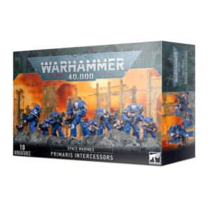 Photo de face de l'emballage de la boîte de figurines Intercessor Squad (portant la mention officielle Space Marines Primaris Intercessors). Le logo officiel "WARHAMMER 40,000" est disposé en haut au centre. L'illustration principale met en scène un groupe de dix Space Marines en armure assistée bleue du chapitre des Ultramarines, progressant sur une crête rocheuse. Ils sont armés de fusils bolters et avancent devant un arrière-plan de guerre apocalyptique montrant des ruines de structures gothiques sous un ciel lourd illuminé par des explosions orange et jaunes. En bas, un bandeau noir affiche "SPACE MARINES PRIMARIS INTERCESSORS" avec l'inscription "10 MINIATURES" à gauche.