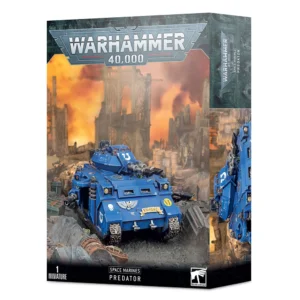 Photo de l'emballage officiel Games Workshop pour le set "Space Marines: Predator". L'illustration principale montre un char d'assaut blindé bleu du Chapitre des Ultramarines, équipé d'une tourelle avec des canons laser jumelés et de tourelles latérales. Le véhicule est positionné sur un terrain rocheux et gris, au milieu de débris de guerre. L'avant du char arbore un symbole d'aigle impérial doré (l'Aquila), un crâne blanc et l'insigne en forme de "U" des Ultramarines. En arrière-plan, des ruines de cathédrales gothiques s'élèvent sous un ciel embrasé de fumée orange et jaune. Le grand logo gris "Warhammer 40,000" domine le haut de la boîte, tandis que la mention "1 Miniature" apparaît en bas à gauche et l'inscription "Space Marines: Predator" figure au centre inférieur, juste à côté du logo blanc Citadel Warhammer.