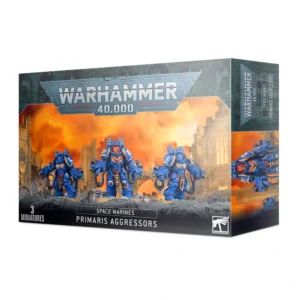 Boîte de jeu officielle Warhammer 40,000 présentant le set SPACE MARINES: AGRESSORS PRIMARIS. L'illustration centrale montre trois figurines de Space Marines en armure lourde énergétique bleue (Ultramarines) armées de gantelets Boltstorm et de lance-grenades Fragstorm, positionnées sur un sol rocheux. En arrière-plan, un décor de ruines gothiques est enveloppé par des flammes et une fumée orange intense. Le logo gris et bleu "Warhammer 40,000" est visible en haut au centre, tandis que l'inscription "SPACE MARINES PRIMARIS AGGRESSORS" et la mention "3 MINIATURES" figurent en blanc sur la bande noire au bas de la boîte.