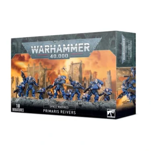 Photo de la boîte de produit officielle Games Workshop pour le set "Space Marines: Primaris Reivers". Le visuel principal montre une escouade de dix figurines de Space Marines articulées sur un sol rocheux et gris, vêtues de leur armure assistée bleue caractéristique du Chapitre des Ultramarines. Certains guerriers portent des casques intégraux blancs en forme de crâne menaçant, tandis que d'autres arborent des pistolets bolters, des couteaux de combat ou des carabines. En arrière-plan, un décor de cathédrale gothique en ruine s'élève sous un ciel embrasé par des explosions aux teintes orange et jaune. Le logo officiel gris métallisé "Warhammer 40,000" est fièrement affiché en haut au centre, tandis que les mentions textuelles "10 Miniatures" et "Space Marines: Reivers Primaris" apparaissent en blanc au bas de la boîte, à côté du logo de la marque Citadel.