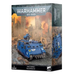 Boîte de produit officielle pour la figurine du véhicule Space Marines Razorback de Warhammer 40,000. L'illustration principale montre un char blindé bleu des Ultramarines, équipé d'une tourelle avec des canons laser jumelés, progressant au milieu de ruines de bâtiments gothiques détruits sous un ciel de guerre orangé et enfumé. Le tank arbore des icônes blanches en forme de "U", un symbole d'aigle impérial ailé à l'avant, et une héraldique jaune. En haut de la boîte figure le grand logo argenté "WARHAMMER 40,000". Le bandeau noir en bas indique "1 MINIATURE" à gauche, la mention "SPACE MARINES RAZORBACK" au centre, et le logo Warhammer blanc à droite. Le côté de la boîte montre un aperçu vertical du même véhicule.