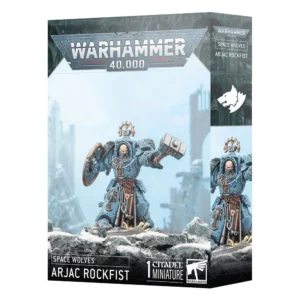 Boîte de produit officielle Warhammer 40,000 présentant la figurine SPACE WOLVES: ARJAC ROCKFIST. L'illustration centrale montre un guerrier Space Marine massif en armure de couleur bleu-gris, ornée de fourrures, de runes et de sceaux de pureté. Il brandit un imposant marteau de guerre d'une main et tient un bouclier rond de l'autre, debout sur un rocher enneigé devant un arrière-plan de ruines gothiques brumeuses. En haut de la boîte, le logo gris métallique "Warhammer 40,000" est bien visible. Le bandeau inférieur noir indique "SPACE WOLVES ARJAC ROCKFIST" à côté du logo "1 Citadel Miniature". Le côté droit de la boîte affiche un insert de la même figurine et l'icône de tête de loup blanche, symbole de la faction.