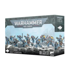 Boîte de jeu officielle Warhammer 40,000 présentant l'escouade SPACE WOLVES: CHASSEURS GRIS. L'illustration principale montre dix figurines de Space Marines Space Wolves en armure assistée bleu gris, arborant des épaulières jaunes avec l'emblème du loup noir. Ils évoluent dans un paysage enneigé et rocheux sous un ciel clair, armés de bolters, d'épées tronçonneuses et de pistolets bolters. Le grand logo argenté "Warhammer 40,000" trône en haut au centre de la boîte. En bas à gauche, un encadré noir affiche une tête de loup blanche à côté de l'inscription "Space Wolves Grey Hunters". En bas à droite, la mention "10 Citadel Miniatures" est visible à côté du logo ailé de Games Workshop.